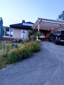RehgrabenHaus Orleander的鲜花屋前的汽车
