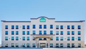 an exterior view of the hampton inn suites anchorage commons at Wingate by Wyndham San Angelo in San Angelo