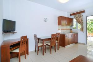 Η κουζίνα ή μικρή κουζίνα στο Hotel Emerald and Suites