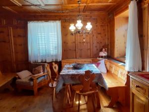 a dining room with a table in a log cabin at Appartamento GIRASOLE in Trodena +10 photos