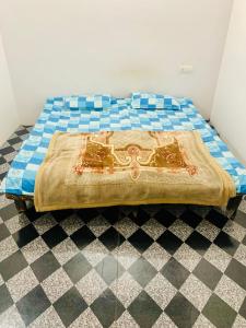 Postel nebo postele na pokoji v ubytování Krishna Homes