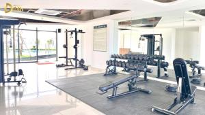 une salle de sport avec plusieurs tapis de course et poids dans l'établissement Namihomestay Nera Garden Hue Pool and Gym Free, à Thôn Văn Dương