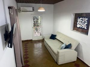 Χώρος καθιστικού στο Departamento cómodo cerca de la costanera