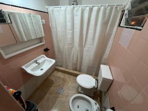 Ένα μπάνιο στο Departamento cómodo cerca de la costanera