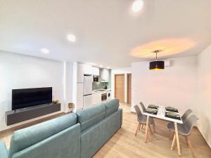 Una televisión o centro de entretenimiento en Apartaments Sant Antoni 17 fotos más