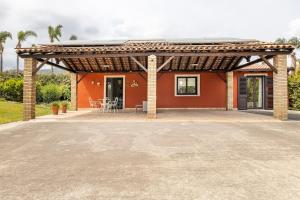 a house with a thatched roof at casa bv in Calatabiano