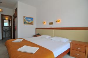 Ένα ή περισσότερα κρεβάτια σε δωμάτιο στο Hotel Emerald and Suites