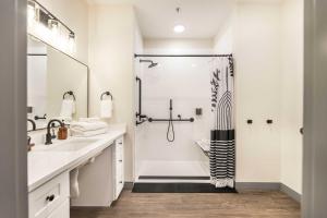 Et badeværelse på Stay & Explore ADA-Friendly Downtown Getaway