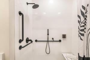 Et badeværelse på Stay & Explore ADA-Friendly Downtown Getaway + 11 billeder