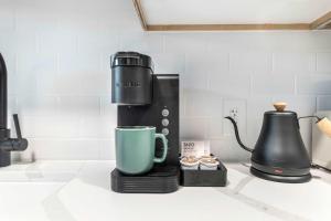 Kaffe- og tefaciliteter på Stay & Explore ADA-Friendly Downtown Getaway
