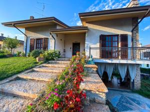 una casa con unas flores delante de ella en Nest Guesthouse, en Castelnuovo del Garda