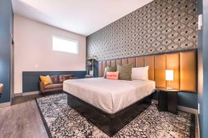 Un dormitorio con una cama grande y un sofá. en Elegant Downtown Escape with Luxe Vibes, en Macon