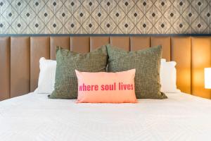 Una cama con una almohada que dice dónde vive el alma en Elegant Downtown Escape with Luxe Vibes, en Macon