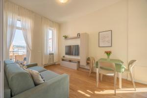 a living room with a couch and a table at Romeo e Giulietta Suite in Verona