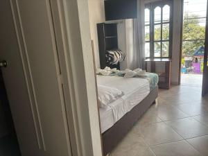 Letto o letti in una camera di Hotel Portal Guatapé
