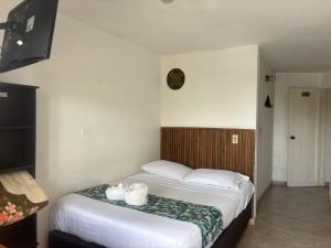Letto o letti in una camera di Hotel Portal Guatapé