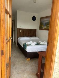 Letto o letti in una camera di Hotel Portal Guatapé