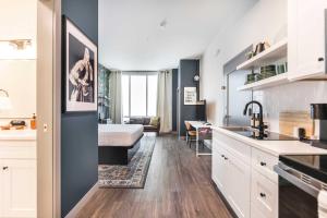 Køkken eller tekøkken på Bold Downtown Stay Inspired by Cher
