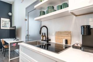 Køkken eller tekøkken på Bold Downtown Stay Inspired by Cher