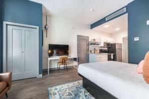 Køkken eller tekøkken på Bold Downtown Stay Inspired by Cher