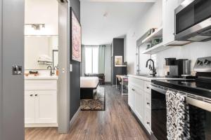 Køkken eller tekøkken på Otis-Inspired Hideaway in the Heart of Macon