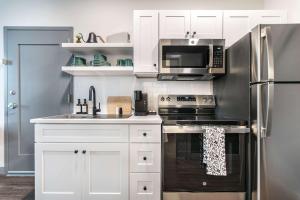 Køkken eller tekøkken på Otis-Inspired Hideaway in the Heart of Macon