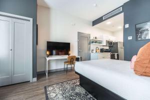 Køkken eller tekøkken på Otis-Inspired Hideaway in the Heart of Macon + 15 billeder