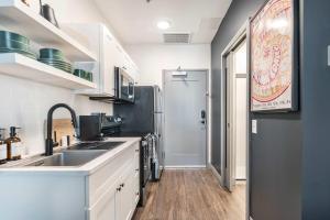 Køkken eller tekøkken på Otis-Inspired Hideaway in the Heart of Macon