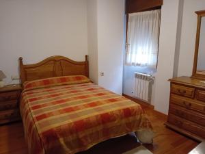 Giường trong phòng chung tại Céntrico apartamento en el casco antiguo de Potes
