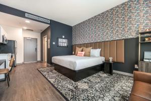 Una habitación de hotel con una cama y un televisor. en Widespread Panic Vibes and Comfort Stay, en Macon