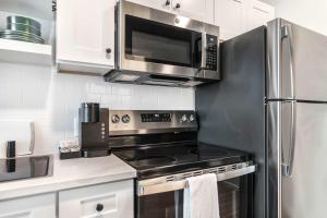 una cocina con estufa y microondas en Widespread Panic Vibes and Comfort Stay, en Macon