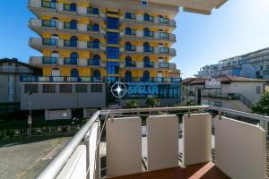 balkon z budynkiem w tle w obiekcie Condominio International w mieście Lido di Jesolo