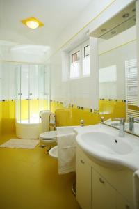ein Badezimmer mit einem Waschbecken, einem WC und einem Spiegel in der Unterkunft Apartments Leo in Rovinj