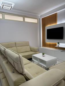 TV a/nebo společenská místnost v ubytování LuxurySeaview Apartment