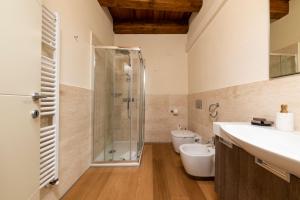 a bathroom with a shower and a sink and a toilet at Suite Deluxe in Palazzo Storico - Centro Sassari - Appartamento Calvi in Sassari +25 photos