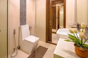 un bagno con un water e un lavandino di At the tree by fatimah R315 a Rawai Beach