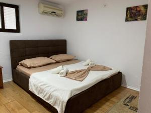 a bedroom with a bed with towels on it at Guesthouse N&B in Berat