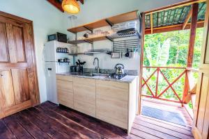 Kuchyň nebo kuchyňský kout v ubytování Hilltop Jungle Bungalow + 14 fotografií