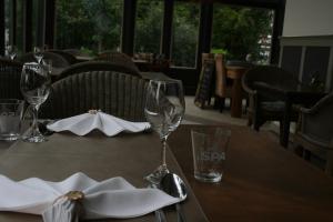 Een restaurant of ander eetgelegenheid bij Hotel Noudus