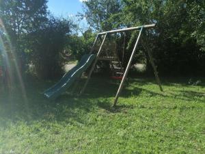 Kawasan permainan kanak-kanak di Gîte à la campagne climatisé