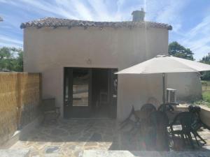 Kawasan patio atau luaran di Gîte à la campagne climatisé