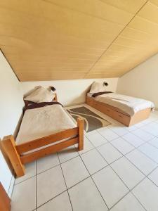 Postel nebo postele na pokoji v ubytování Ferienwohnung in Karlsbad + 10 fotografií