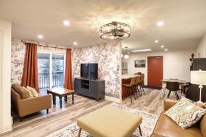 TV a/nebo společenská místnost v ubytování Rustic Elegant Stays in Niagara Benchlands