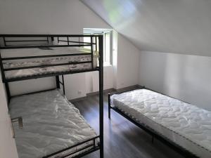 Postel nebo postele na pokoji v ubytování La Bourboule - Étoile des neiges - Appartement refait à neuf - 2 chambres wifi - randonnée la Roche des Fées