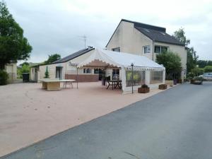 un edificio con una tienda de campaña y una mesa de picnic en Mobil-home, en Saint-Pair-sur-Mer