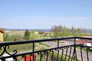 balcone con vista su una strada e sull'oceano di Wielorybek Junior a Kąty Rybackie