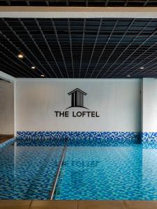 ein Schwimmbad mit dem Lortel-Schild an der Wand in der Unterkunft GRE homes Studio apartment in Ruaka