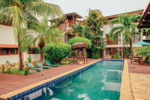 a hotel with a swimming pool in front of a building at Pipa Panorama Aparthotel in Pipa