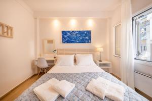 une chambre avec un grand lit avec deux oreillers dans l'établissement Finestra Sul Mare Corfu - Sea & Sun Stay, à Corfu
