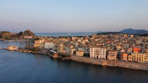 une vue aérienne d'une ville au bord de l'eau dans l'établissement Finestra Sul Mare Corfu - Sea & Sun Stay, à Corfu